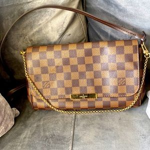 Louis Vuitton crossbody with gold chain. Damier. Gently used! 100% Authentic